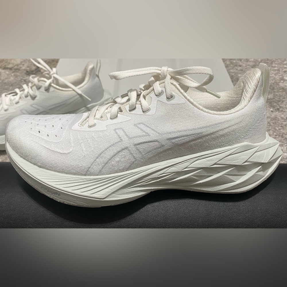 ASICS Novablast 4 Men’s running shoes Size 7.5